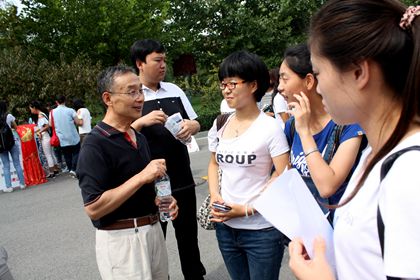 赵校长与大一新生亲切交谈_副本.jpg