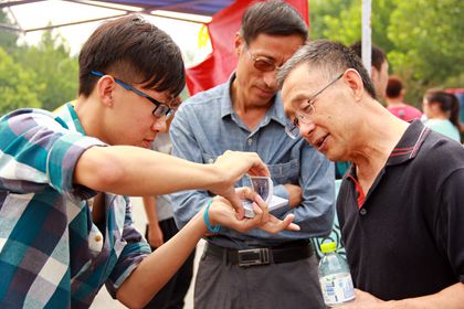 赵校长认真观看魔术社表演_副本.jpg