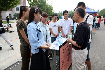 赵校长在凝墨文学社纳新摊位前_副本.jpg