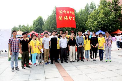 赵校长与国旗护卫队同学合影_副本.jpg