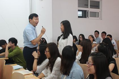 关长海教授与学生互动_副本.jpg