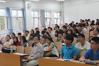 院长和学生们一起聆听_副本.jpg
