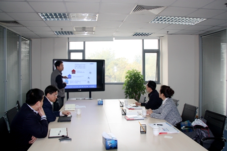 刘校长一行听取中关村软件园院校合作模式方案.JPG