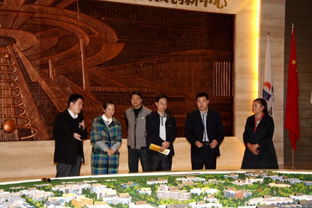 刘校长一行参观中关村软件园云展厅内的室内全景规划模型.JPG