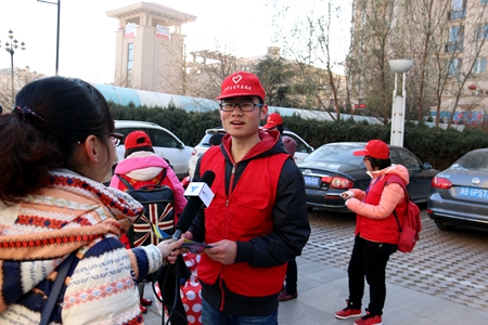 志愿者接受电视台采访.JPG