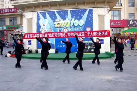 外邀表演团体进行文艺表演.JPG