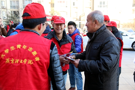 志愿者为居民讲解生活小知识.JPG