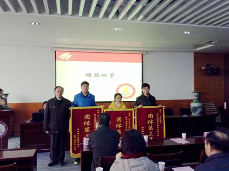 嘉宾为获奖教师颁奖.JPG