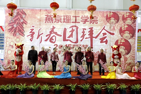 校领导：相亲相爱0.JPG