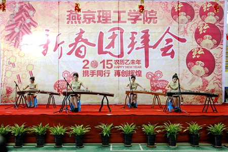 校艺术团：战台风.JPG