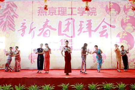 女教职工：旗袍秀.JPG