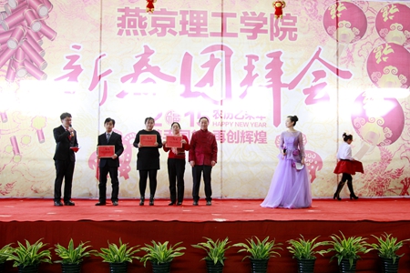 党委书记李建英为中奖员工颁奖.JPG