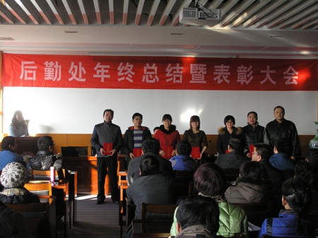 何校长为获奖者颁奖_副本.jpg