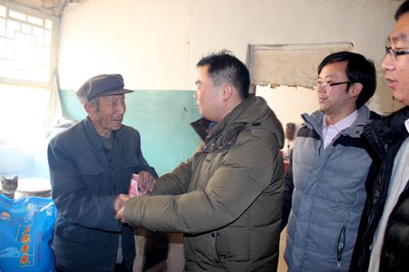 贫困老党员谢宝宽.jpg