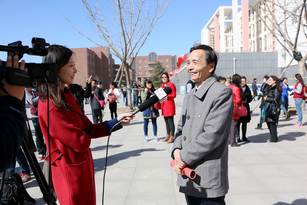 校长盛维勇接受中国教育电视台采访.JPG