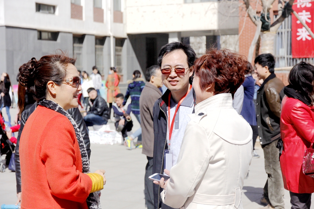 刘元园副院长与招聘企业交流.JPG