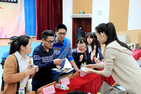 会后学生积极与企业家导师交流.JPG