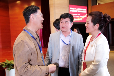 刘校长现场与企业家和高校代表交流分享.JPG