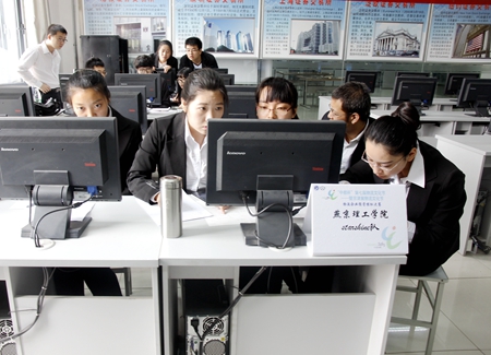 燕京理工学院代表队与其他十所高校代表一同参赛.JPG