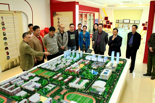 专家组参观校史馆.JPG