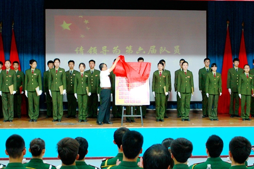 赵校长为第六届队员揭国旗照纪念展板.JPG