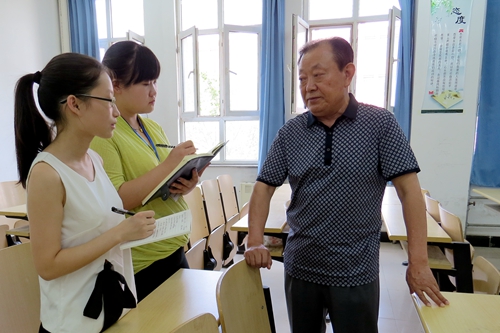 记者采访莫书记_副本.jpg