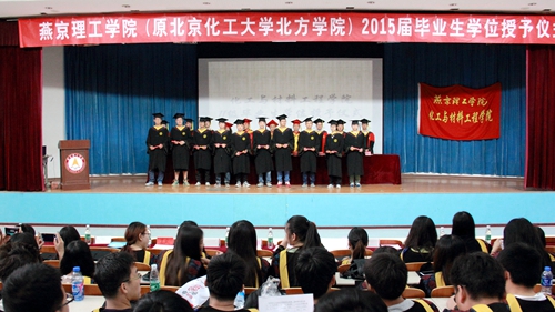 领导和老师亲切的为同学们一一扶正流苏_副本.jpg
