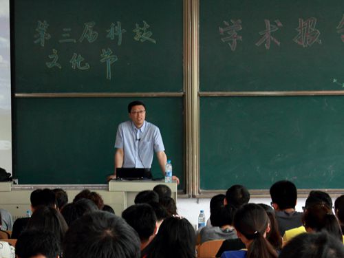 张立群教授为同学们讲述“蒲公英橡胶——二十一世纪全球新型天然橡胶战略性材料”_副本.jpg