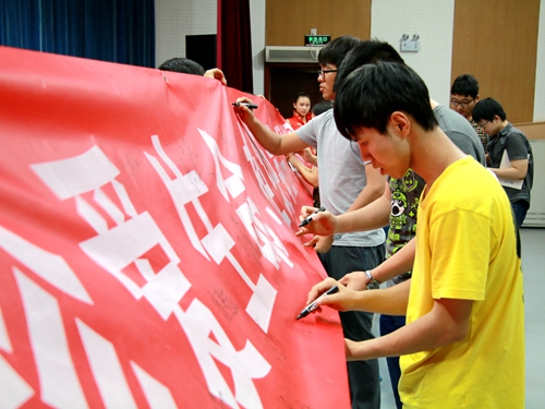 同学们纷纷写下自己的名字_副本.jpg