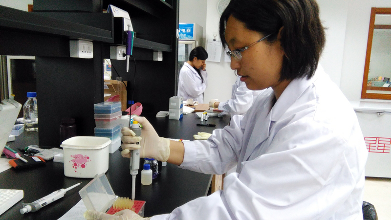 张锐老师进行生物药品检验.jpg