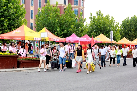 新生在志愿者带领下前往报到处.JPG