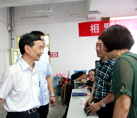 盛校长与新生家长亲切交谈.JPG