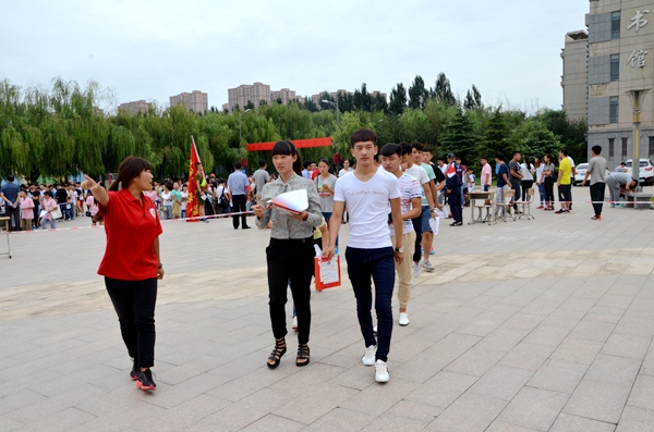 雷锋连志愿者引导学生进入体检区.JPG
