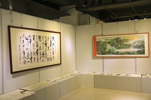 领导及合作单位赠礼.jpg