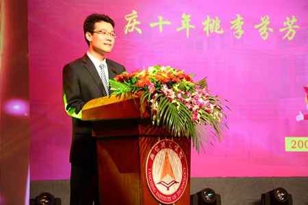 校友代表发言.jpg