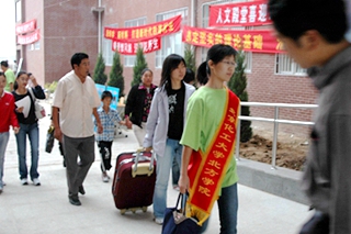 2005-2006 举行首届新生开学典礼 (4).jpg