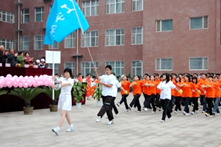 2005-2006 举行首届新生开学典礼 (3).jpg