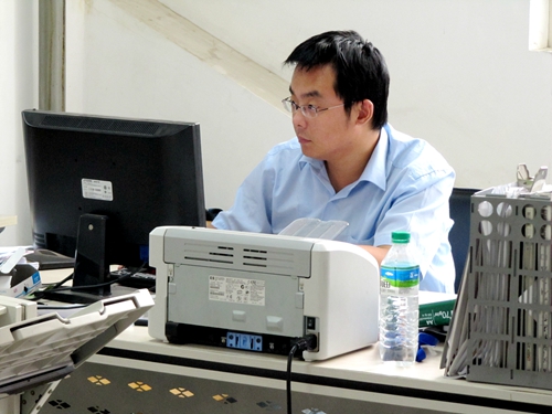 赵鹏同志在学校招生录取现场认真细致工作 确保招生录取工作有序顺利进行.JPG