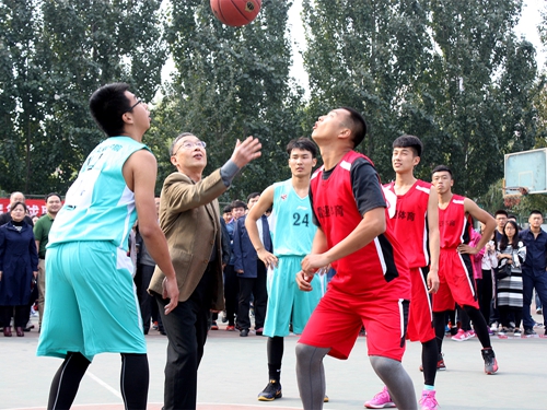 赵志华校长抛球.jpg