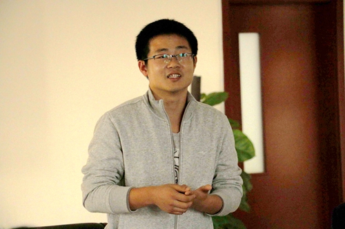 校友张印林在会上发言.jpg