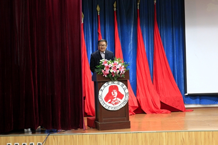 文法学院院长陈仲利上台讲话.JPG