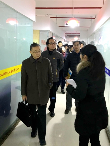 赵校长参观一街四园一中心一基地.jpg
