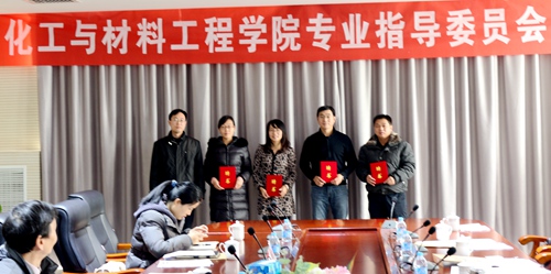 就业办霍主任为校企合作专业指导委员会委员颁发聘书_副本.jpg