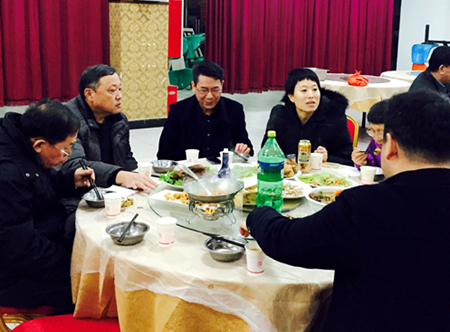 副校长何双庆与值班人员共进年夜饭_副本.png