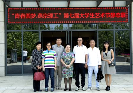 日本学者与王院长在艺术楼前合影_副本.jpg