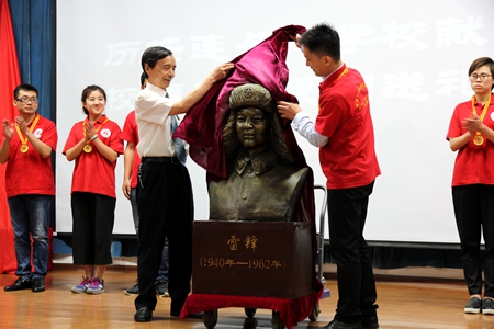 校长接受雷锋连代表赠送礼物.JPG