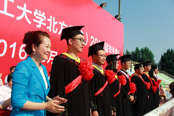 刘校长颁奖2.jpg