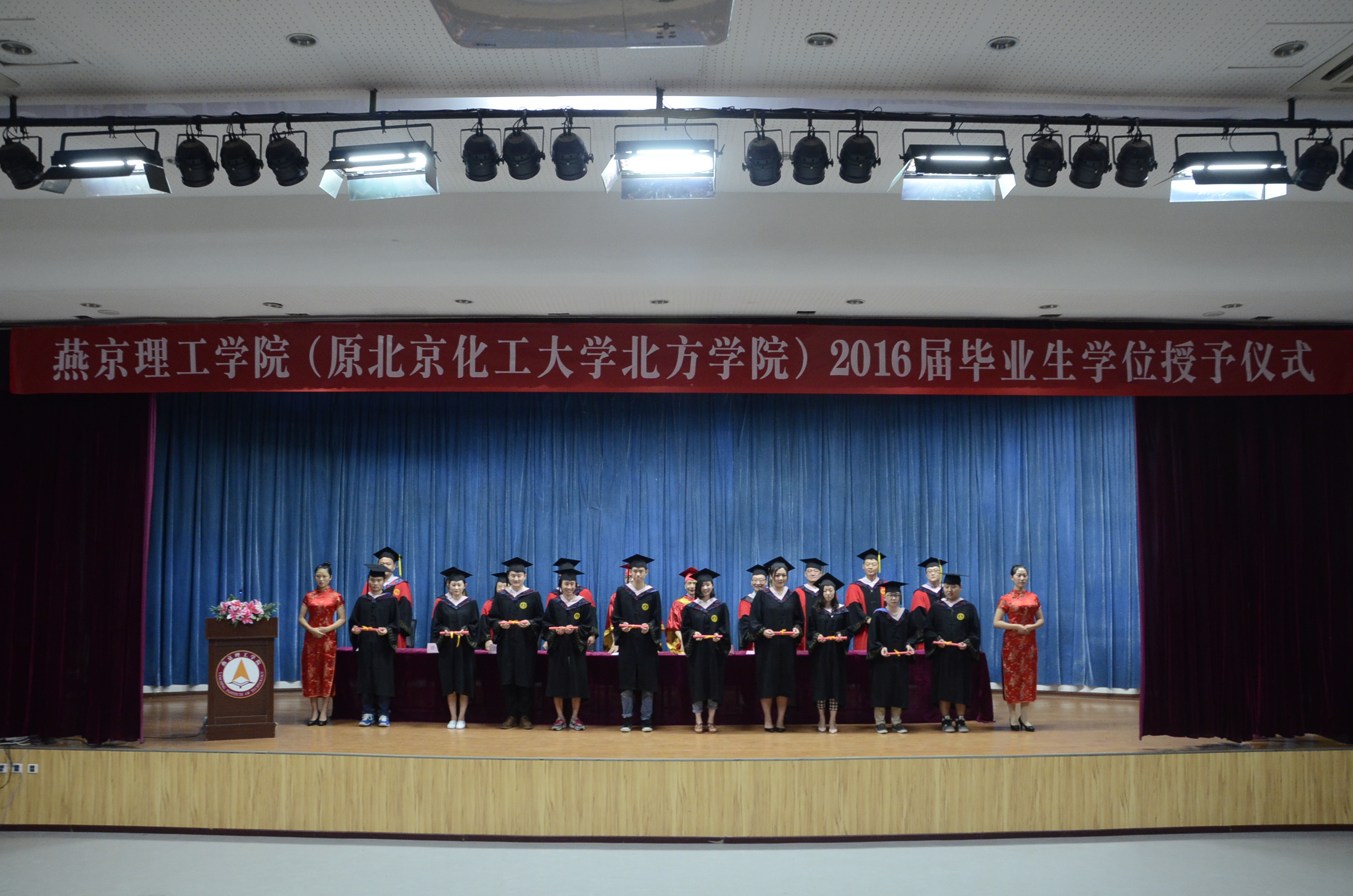 学位授予留念.JPG
