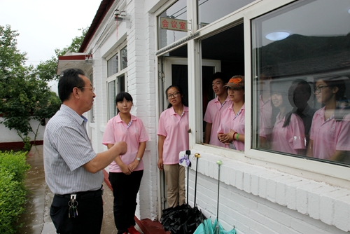 李建英书记与实践队员交流 (1).jpg