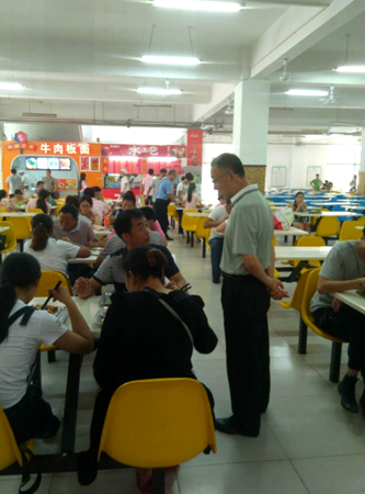 赵校长询问新生就餐情况.png
